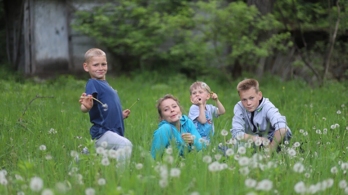 Собрать всех детей вместе не всегда получается, поэтому тут трое младших и я.