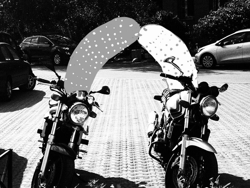 молодые люди катались вдвоем на мотоциклах (мое старое фото с пририсованными чудиками пришлось вполне кстати) 