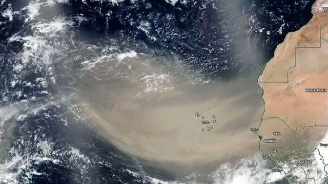 фото облако с космоса - покидает пустыню Сахару