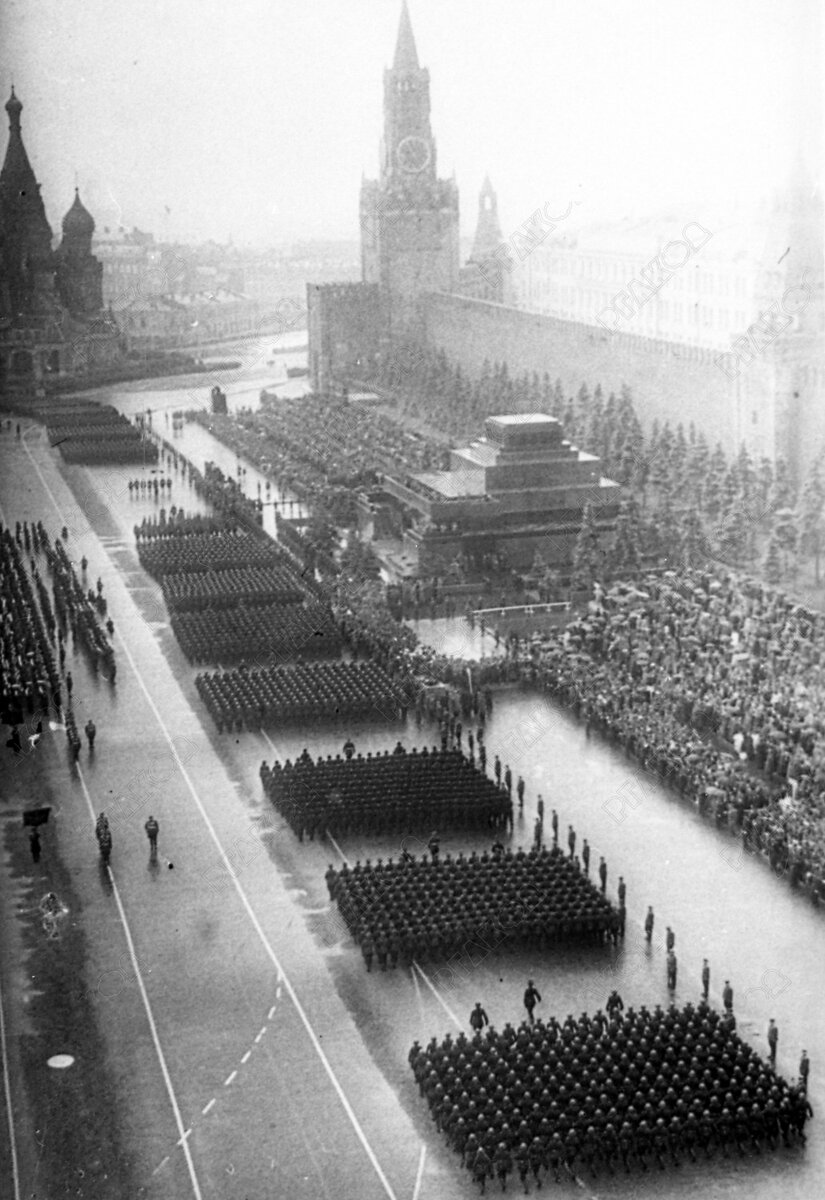 Площадь москвы в 1945. Великая Отечественная война парад Победы 1945. Парад Победы на красной площади 1945. Красная площадь Москва парад Победы 1945. Первый парад Победы в Москве 1945.