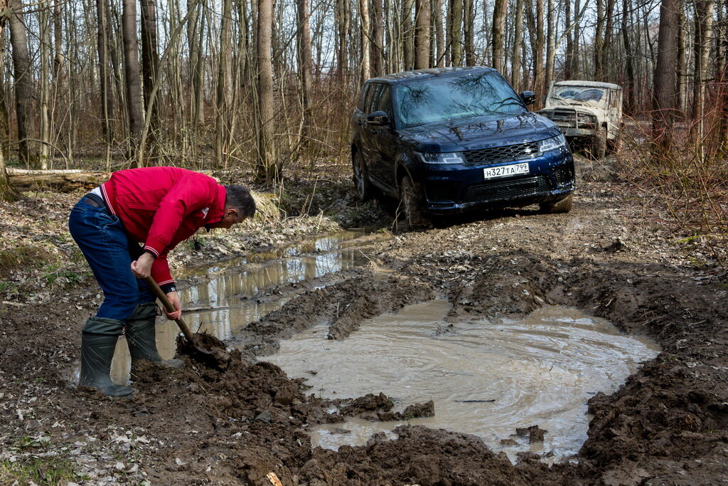 Уже доподлинно знаем, что нынешний Дефендер лишился рамы, зависимых мостов и прочих атрибутов настоящей легенды. В его основе лежит модифицированная платформа D7, на которой уже построены Discovery V и Range Rover Sport.