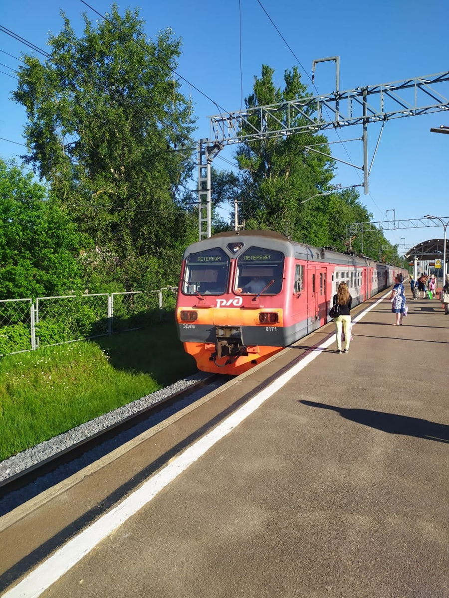 Электропоезд маршрута Кирилловское - Петербург на ст. Парголово
