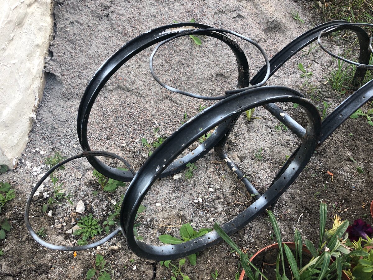 Из проволоки сделал крепление под горшки