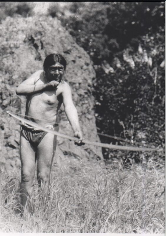 В 1911 году, умирая от голода, Иши отправился в город Оровилл в поисках пищи.Он стал сенсацией за одну ночь, когда газетные заголовки по всей стране трубили об открытии человека, которого они называли “последним диким индейцем».