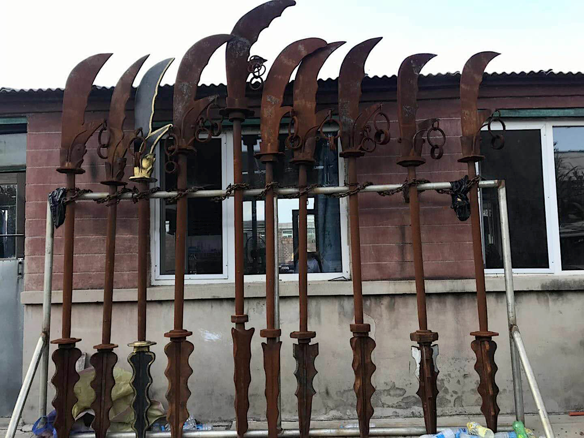 Коллекция старинных тренировочно-экзаменационных алебард.