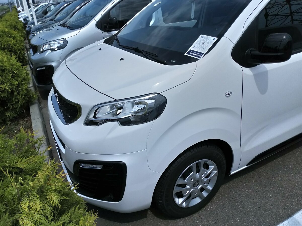Peugeot Traveller: передний план