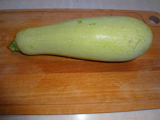 Помойте и очистите кабачок.