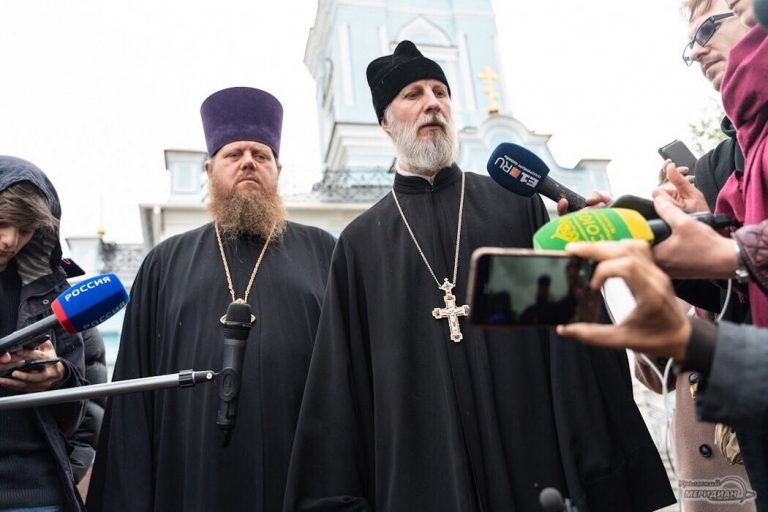 Почему то родилась ассоциация с этой картинкой из песни про брадобрея. "Не готово, что ж такого. Стрижка только началась". Ну не явился батюшка, что ж поделаешь то. 