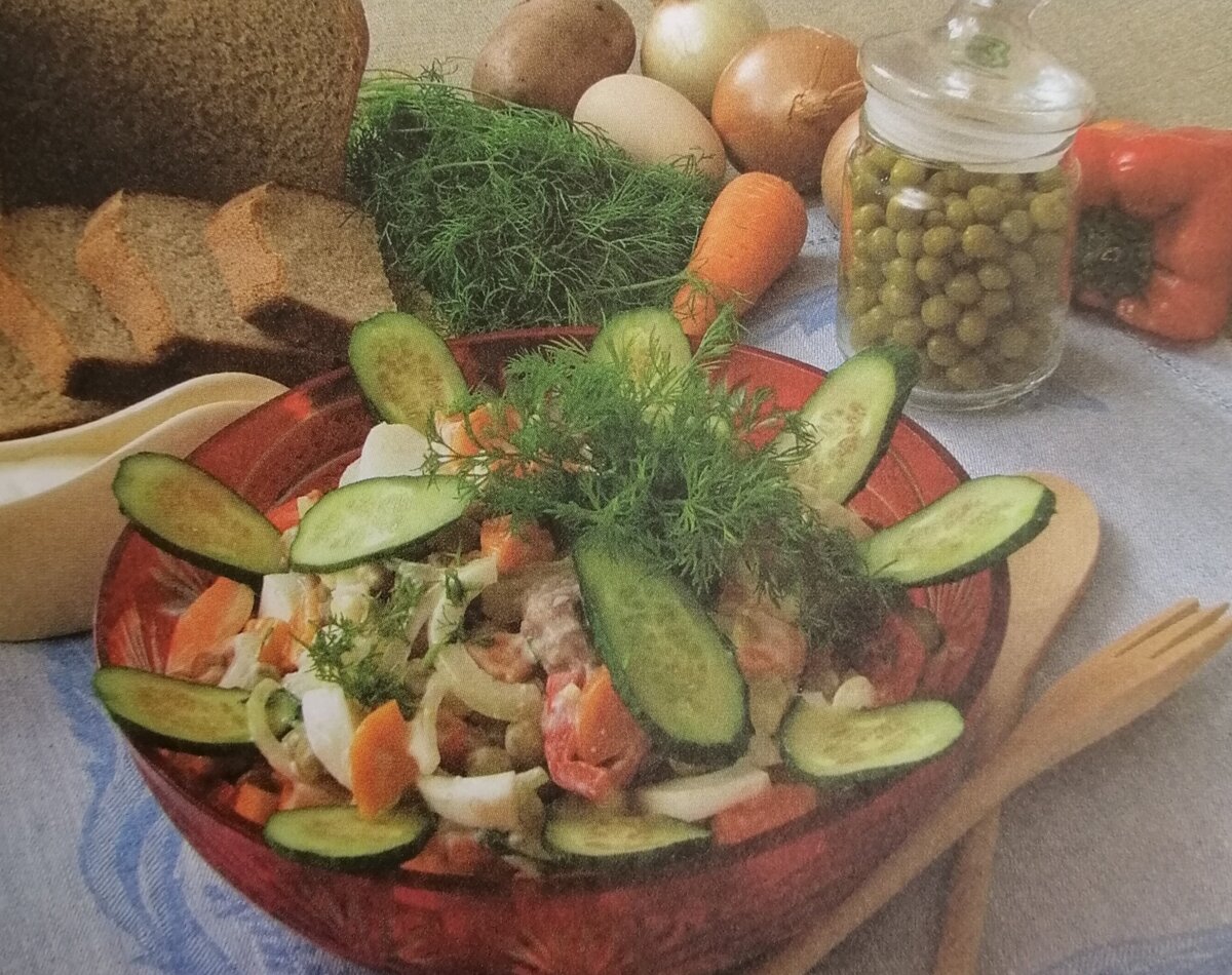 Ломтики свежего яблока придадут салатам с сельдью пикантный вкус.