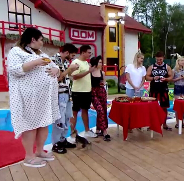 Александра в кругу коллег отмечает День рождения