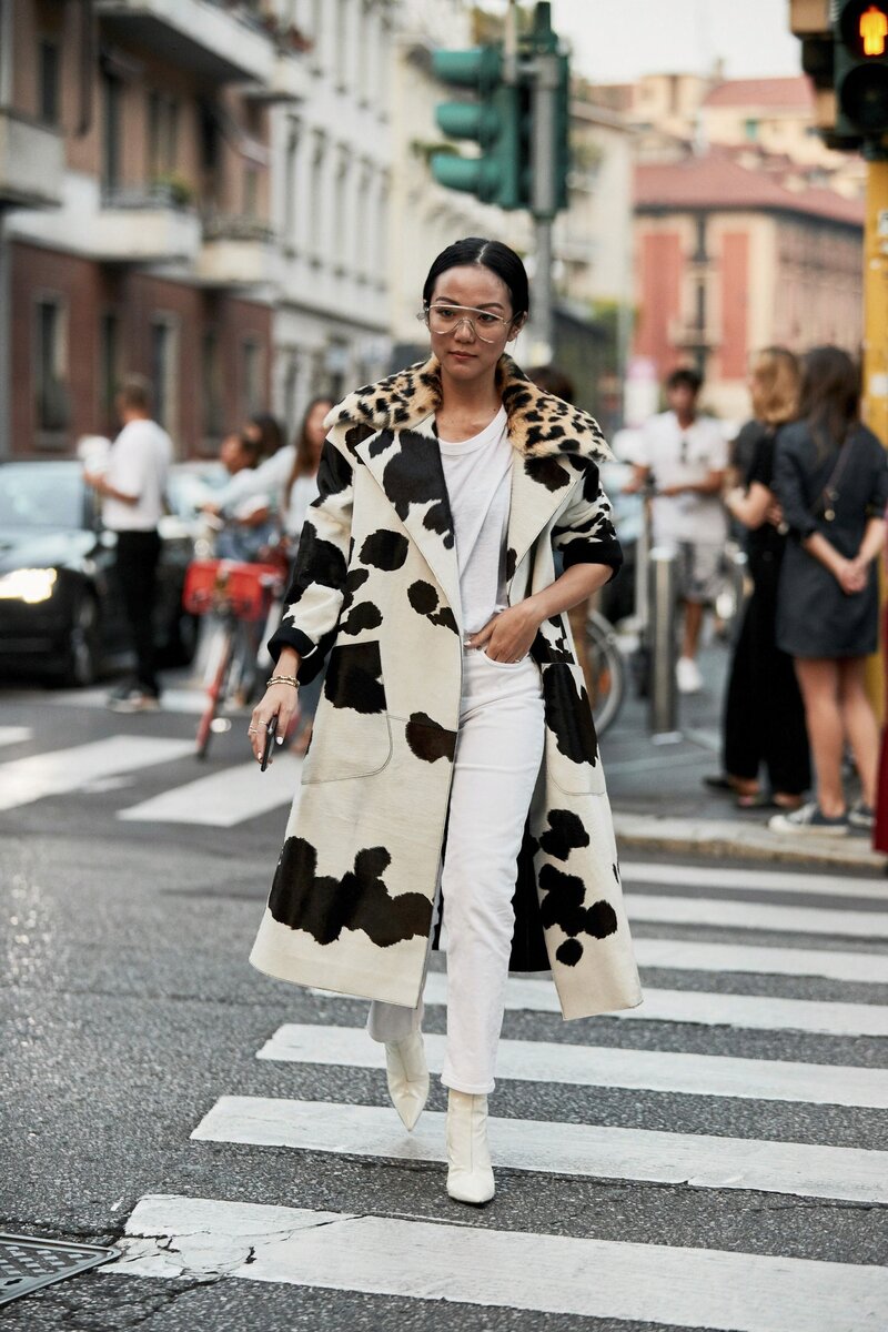 Мелкий принт на пальто был бы явно выигрышнее