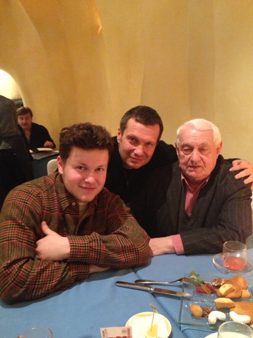 Владимир соловьев с родителями фото