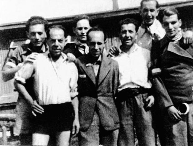 Соломон Смолянов( второй слева на фотографии).