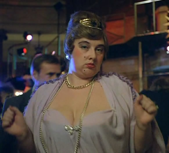 Елена Бушуева в фильме «На Дерибасовской хорошая погода, или На Брайтон-Бич опять идут дожди». Кадр из фильма