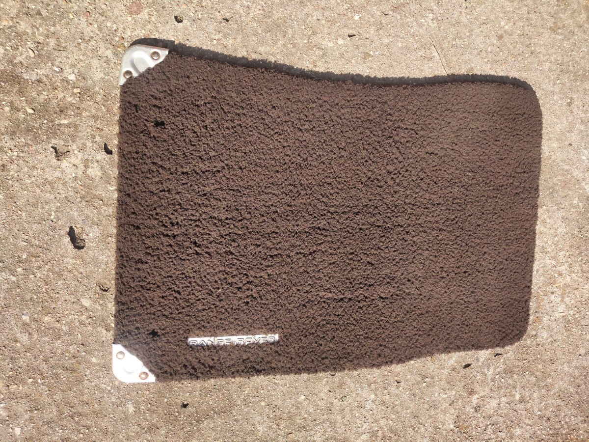 Передний правый коврик.