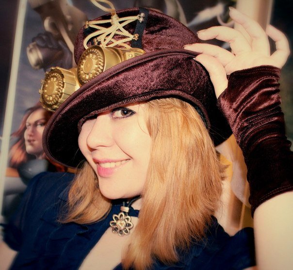 Живёт в г. Москва. Участвовала в конвентах «Басткон», «Роскон» и многих других, а также фестивалях настольных игр. Получила литературную премию им. Данилевского за 2012 год как победитель конкурса футуристических эссе «Славянский мир: наука и культура на 100 лет вперёд» за эссе «Шаг вперёд», которое издали в сборнике «Настоящая фантастика 2013» издательства «ЭКСМО». Опубликовала повесть «Эпоха скорости» в антологии «Два сердца». Заняла первое место на конкурсе «Созвездия Аю-Даг» за рецензию на роман Анны Старобинец. В 2012 году являлась одним из создателей глянцевого журнала о фантастике и фэнтези «ФанCity», который выпускался до 2015 года включительно. Ещё Дарья увлекается музыкой и танцами, и вся её жизнь – это творчество, от которого она получает массу положительных эмоций. 
Девиз по жизни: «Под лежачий камень вода не течёт». 