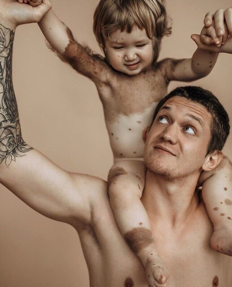 дочь face. эмоции для детей. которая есть даже у ребенка. ребенок ест шоколад. которая есть даже у ребенка.