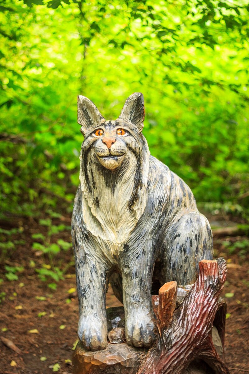 Деревянные скульптуры на территории 