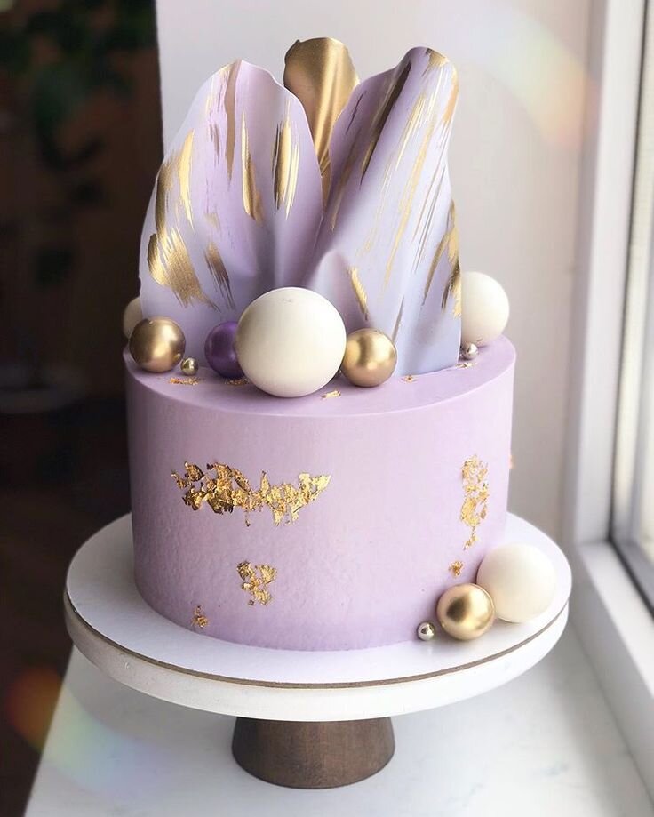 В декоре присутствуют шоколадные шары и паруса