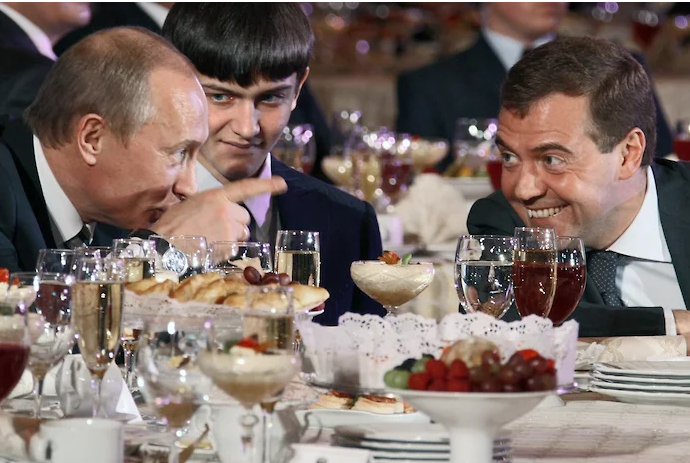 С другом (пацан какой-то хмурый - о чём думает , глядя на этих весельчаков)