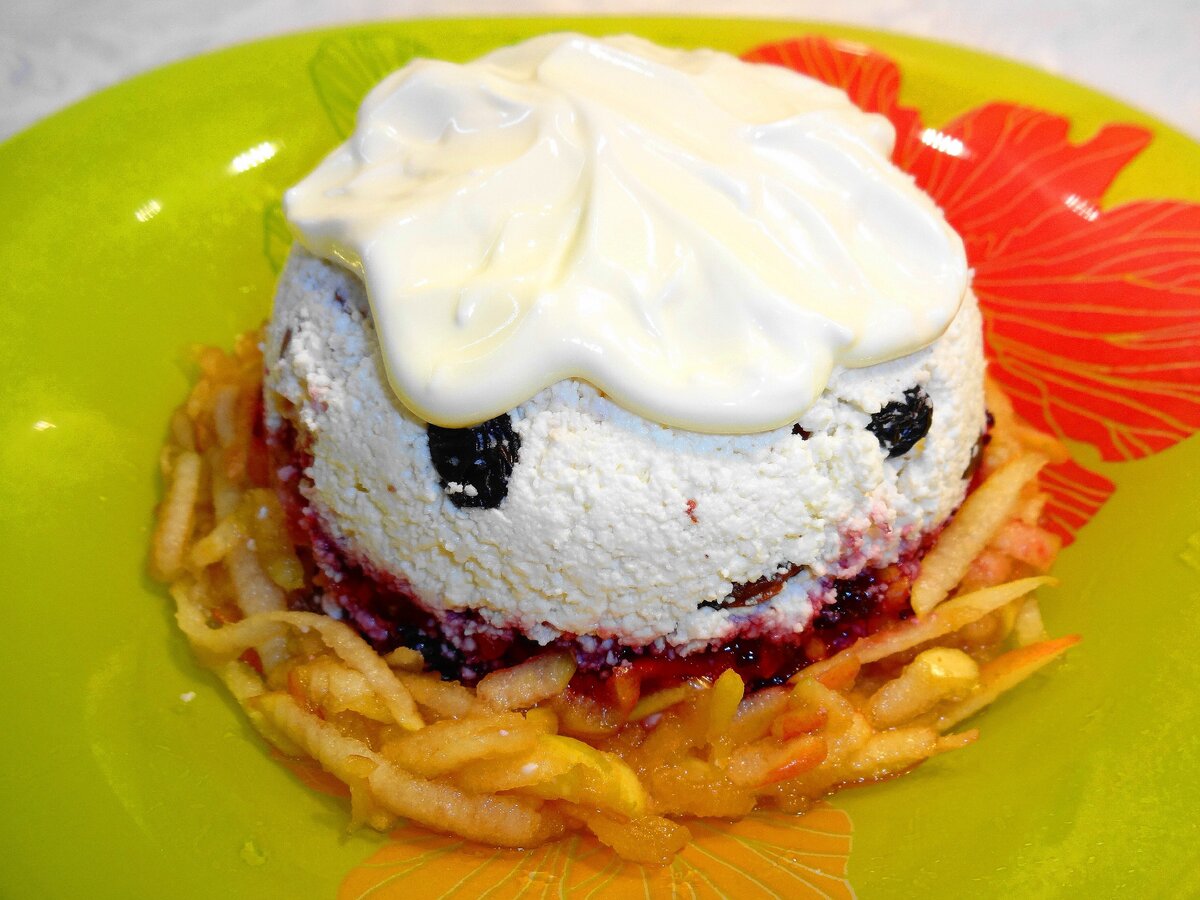 Творог является самым ценным молочным продуктом. Он не только содержит множество витаминов, таких как А, В, D и С. Но и полезные вещества: кальций, железо и фосфор. Он гипоаллергенный и подходит для питания детям, беременным женщинам.