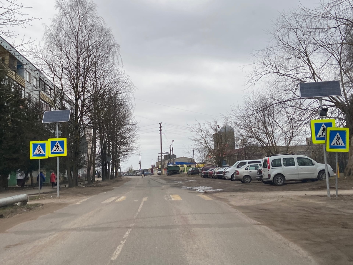 А тут даже перестарались. Зато светофор Т7 на месте. Писковичи, Псковская область