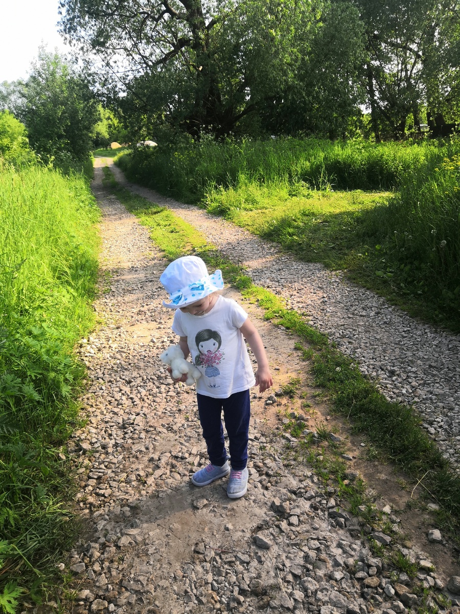 Ребенок, занятый червяком. Личный архив