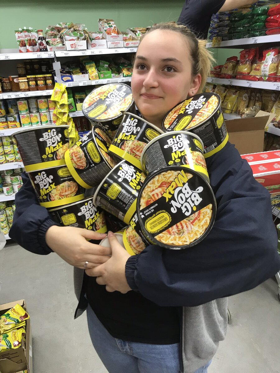 Моя девушка. Раньше мы с ней ели дошик, потому что не хватало денег