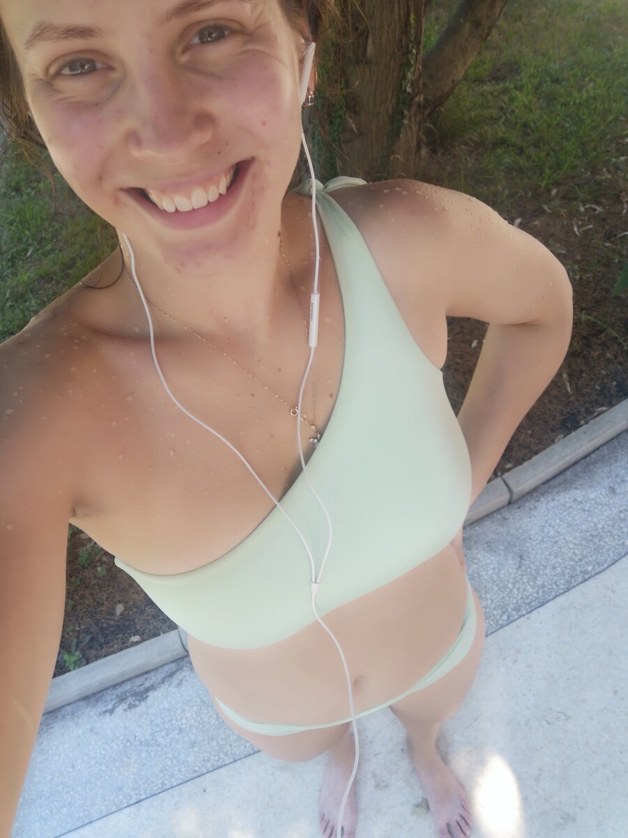 А тут скорее в состоянии "я знаю, что толстенькая, но подружилась с этим" 🤦‍♀️