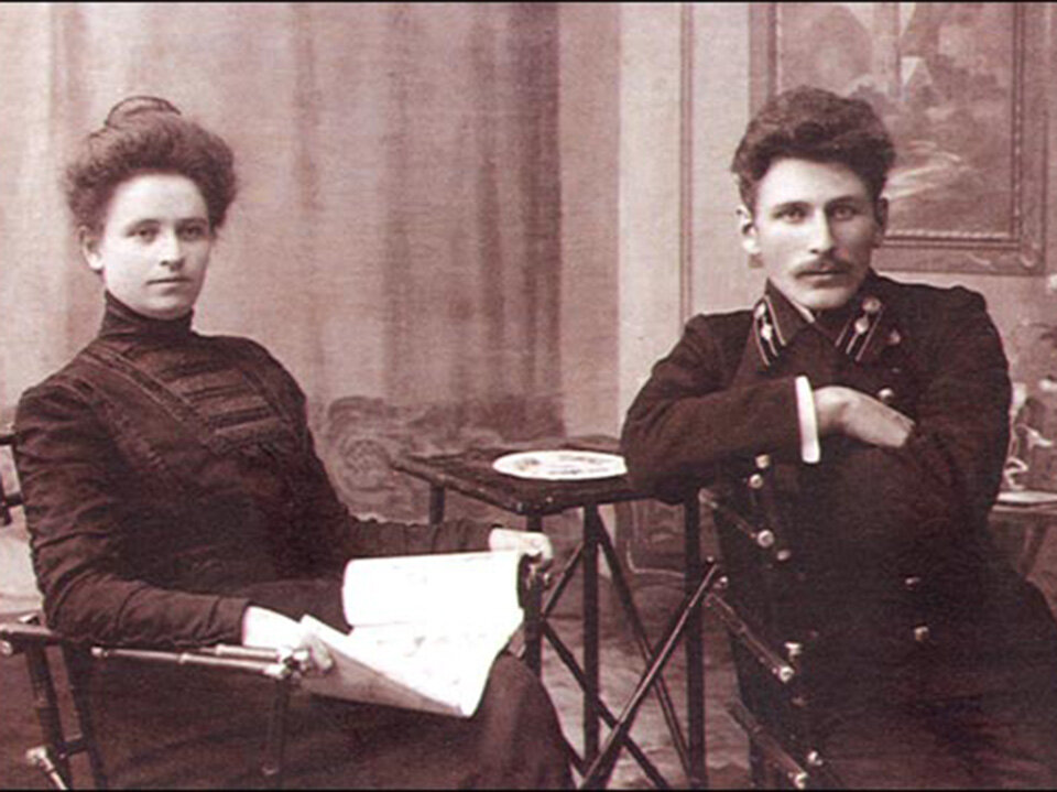 Согласно переписи 1897 года, в сфере среднего образования оказались заняты 170 тысяч человек, из них 38% женщин. Произошло это благодаря развитию сети женских учебных заведений. В начале 1900-х годов учительницы составляли уже половину школьных педагогов: они получали образование в женских гимназиях, школах и епархиальных училищах. Однако платили за труд учительнице меньше, чем учителю.