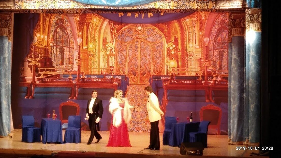 Может артисты и талантливые, но мне их жалко. Как бы они не старались, а публика неохотно аплодирует. А<<Бис!>> и <<Браво!>> вообще сто лет уже никто не кричит...