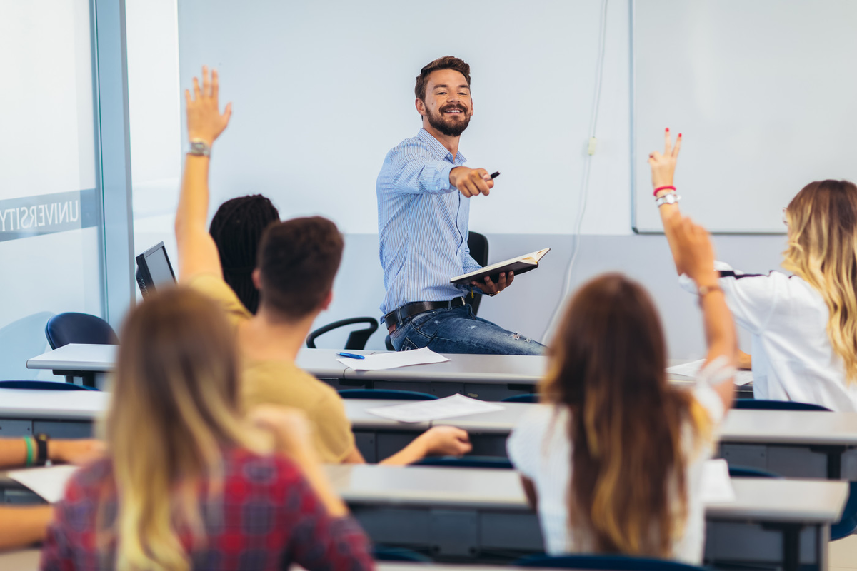 Преподаватели языков вакансии. Креативный преподаватель. Студенты приветствуют преподавателя. Студент поднимает руку. Педагог в тренде