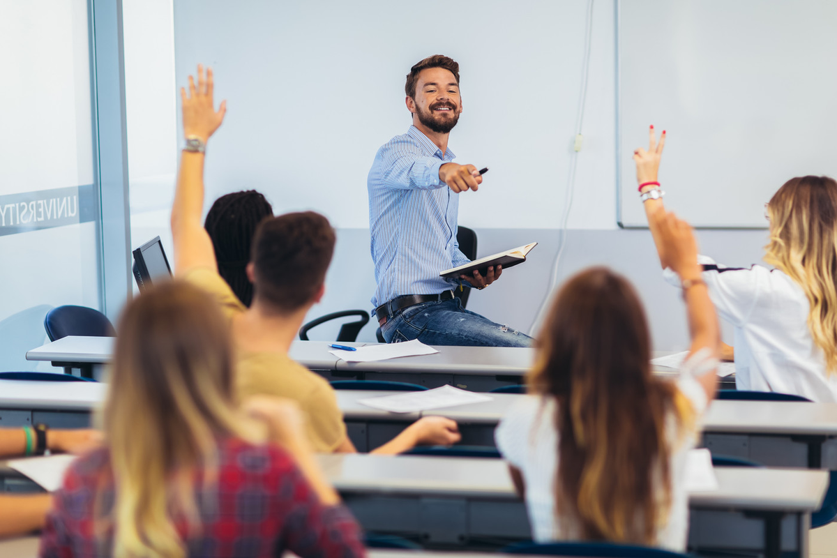 Преподаватели языков вакансии. Креативный преподаватель. Студенты приветствуют преподавателя. Студент поднимает руку. Педагог в тренде.