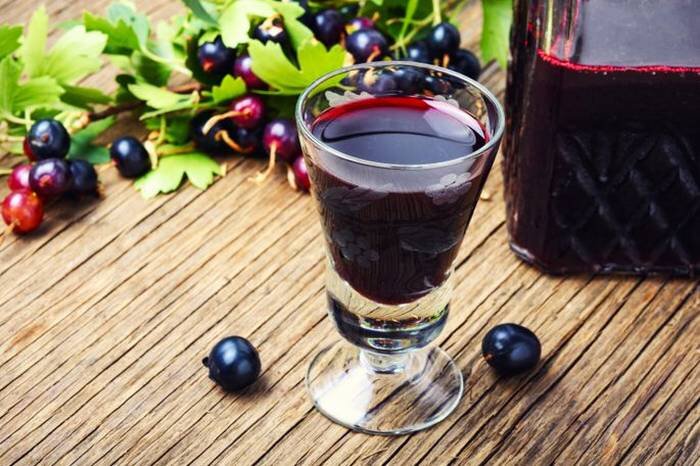 Вино из черной смородины: как сделать в домашних условиях, простые рецепты и пропорции