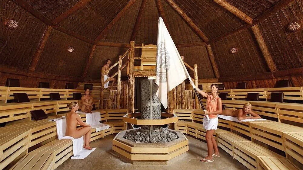 Башкирская #БАНЯ-ЮРТА отчасти будет понятна Европейцам, т.к. также имеет окружность с печкой ближе к центру и амфитеатром для парящихся гостей. А метод  парения флагами очень схож с #Aufguss 