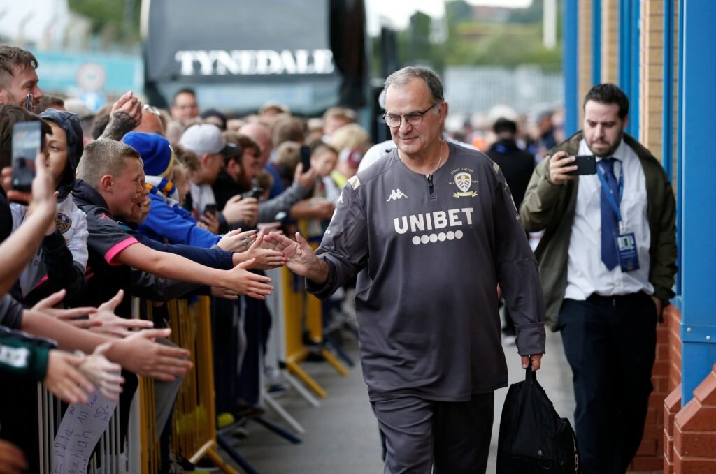 Марсело Бьелса и болельщики «Лидса». Фото https://www.footballtransfertavern.com/