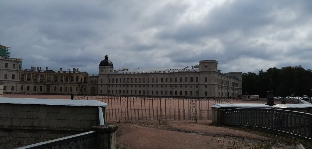 На фото часть фасада который не на реставрации. Всё что слева, заставлено строительным лесами. 