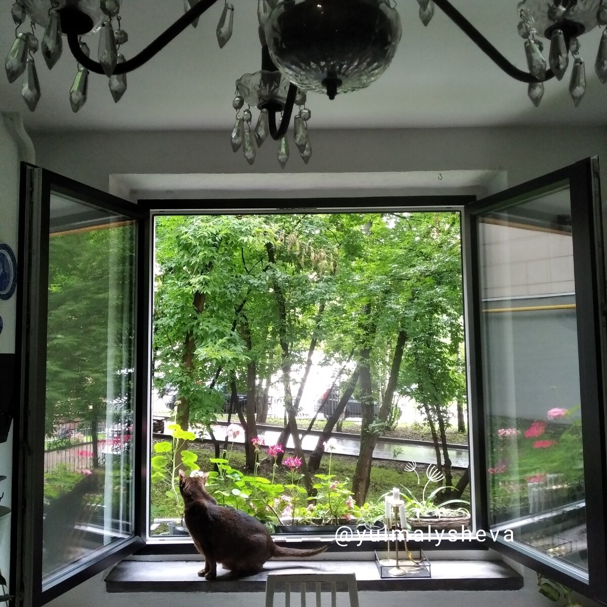 В окне без импоста нет перекладины посередине и от этого оно сразу выигрывает визуально