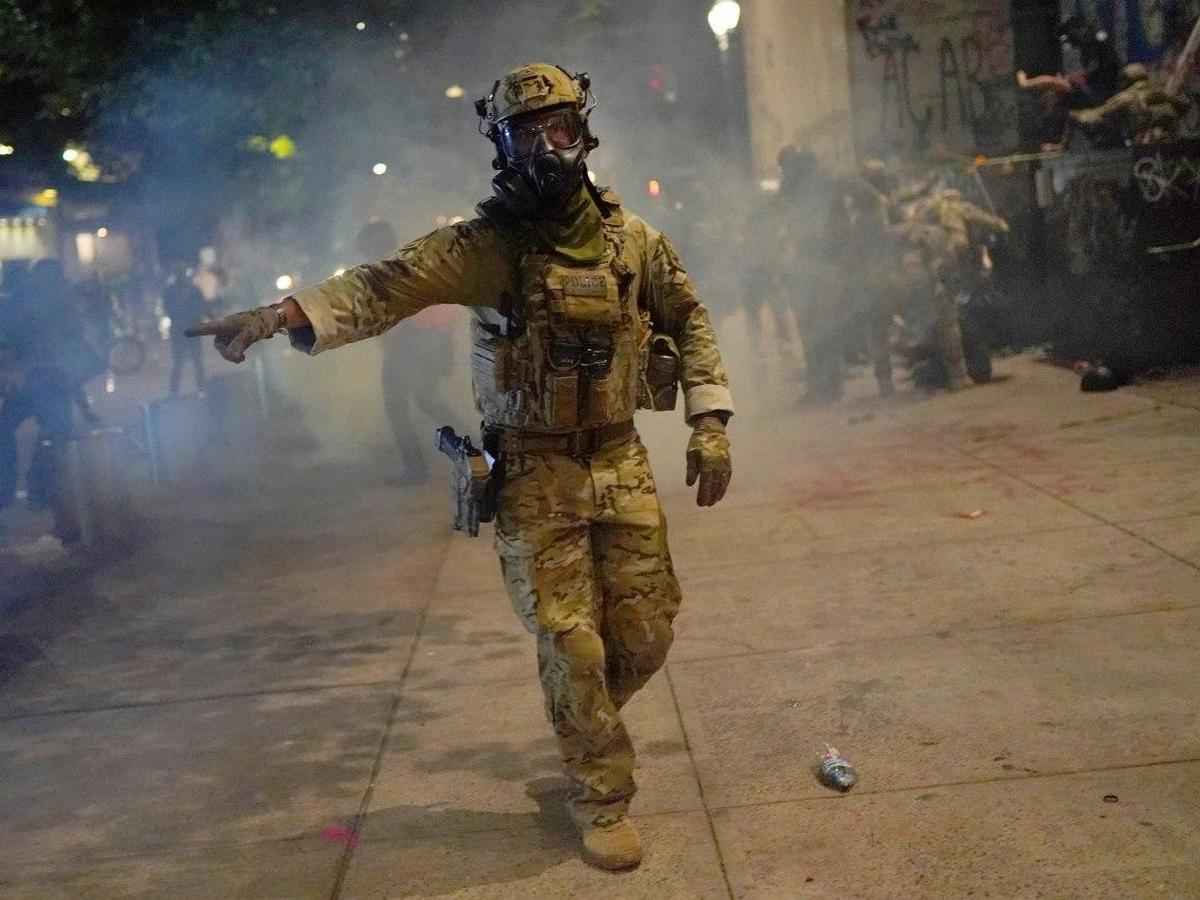 Нацгвардия сша лос анджелес. Беспорядки в нью йорке. Пуленепробиваемый щит спецназа. Силовые структуры сша. Погромы в нью йорке 2020.