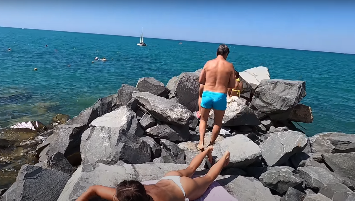 Вместо пирса вот такие камни