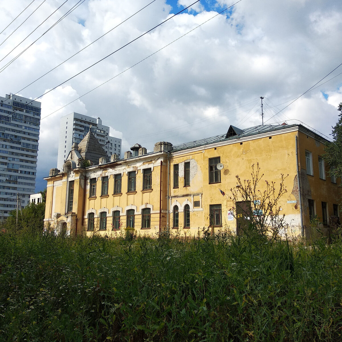 Крячковская школа, на ул. Якушева, 1911 г. постройки. Новосибирск, июль 2020 г.