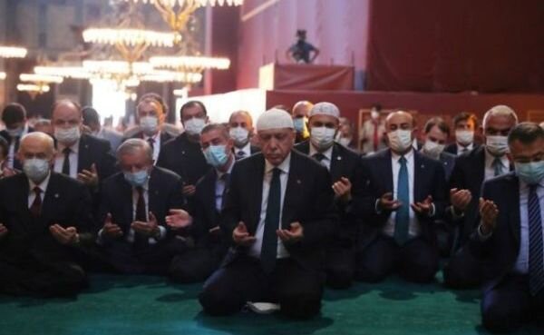 Президент Турции Реджеп Тайип Эрдоган (в центре) во время пятничного напмаза 24 июля в мечети Айя-София.
Иллюстрация: Reuters