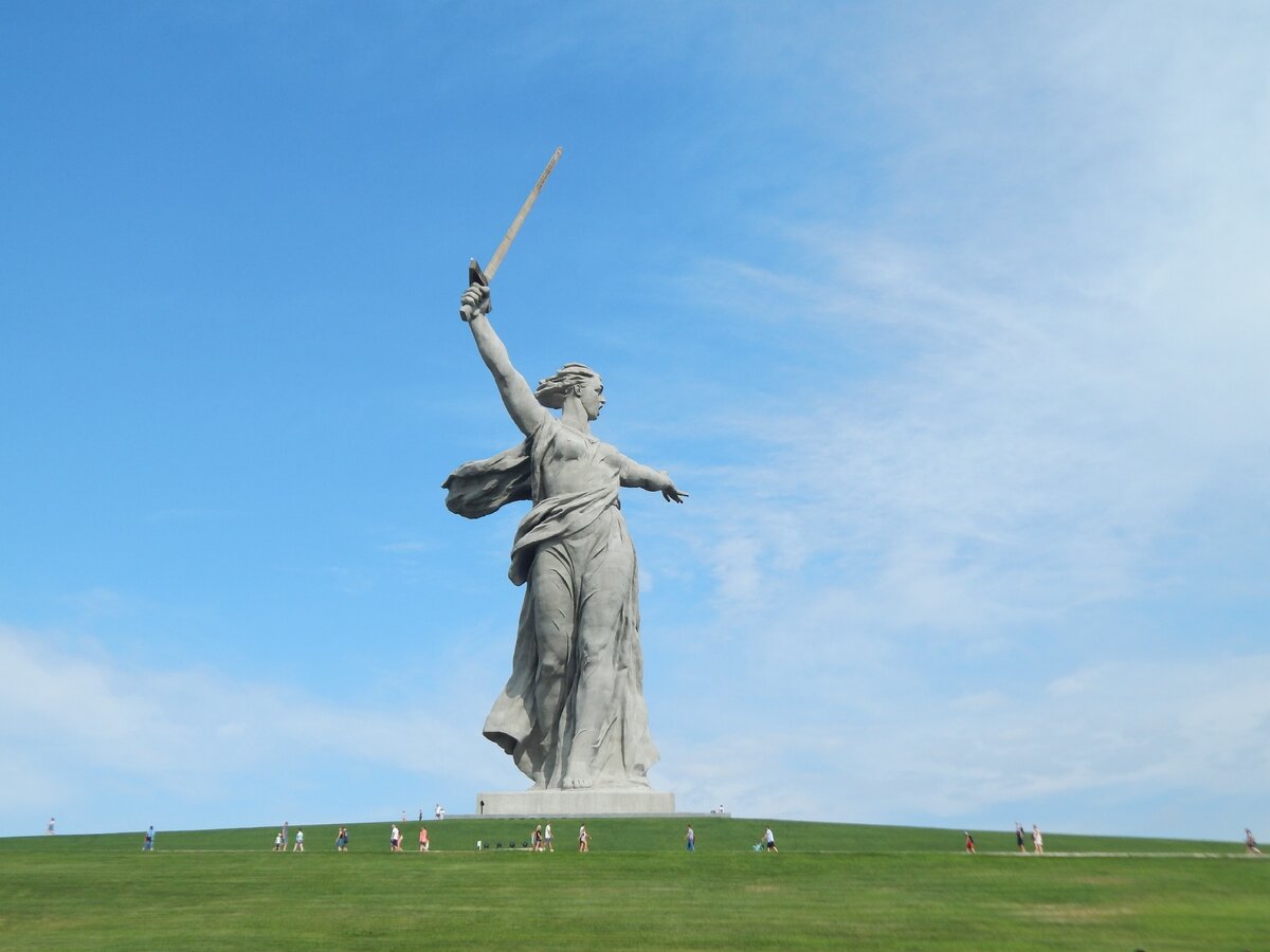 Родина мать зовёт мамаев курган волгоград. Мамаев курган проект. Самые большие памятники защитникам сталинграда. Скульптура скорбь матери на мамаевом кургане. Мамаев курган был местом огэ.