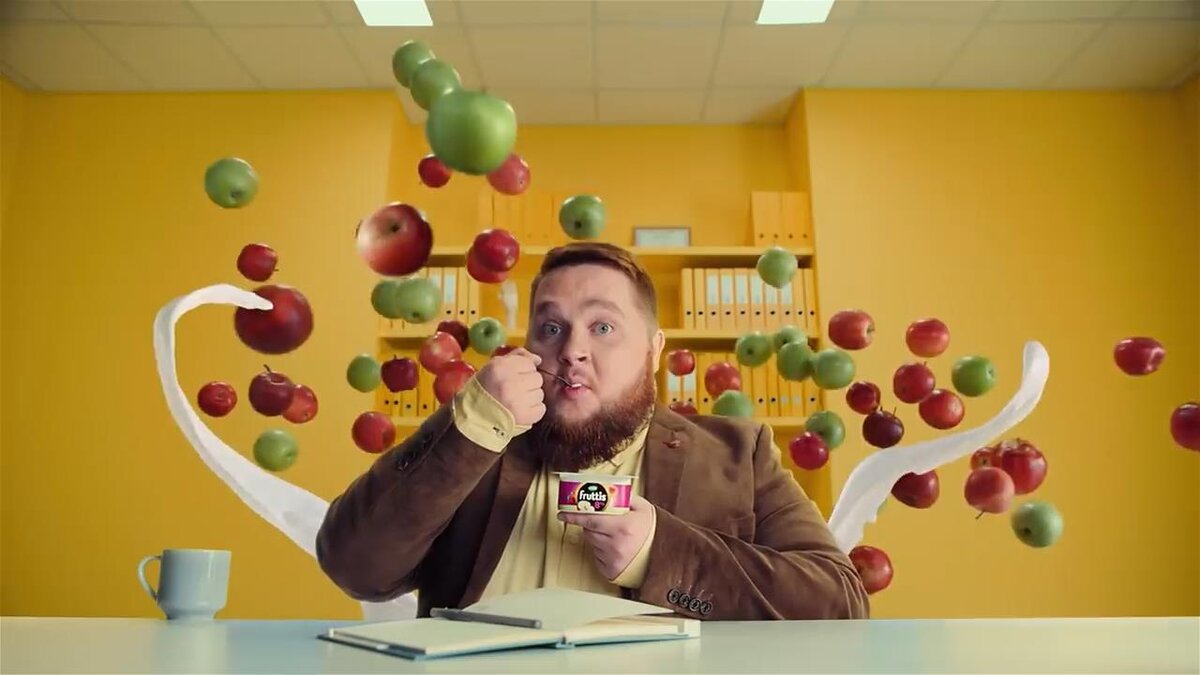 Ролик начинается с двух сцен с офисными работниками-мужчинами - реклама нацелена на привлечение молодых мужчин к приобретению продукта.