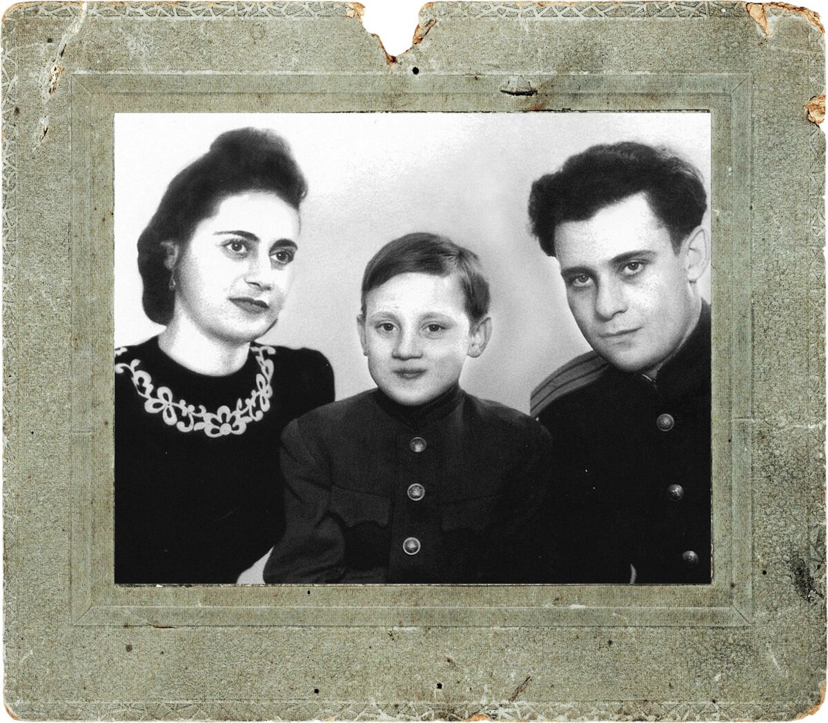 Семейная фотография Высоцких, источник - https://yandex.ru/images/