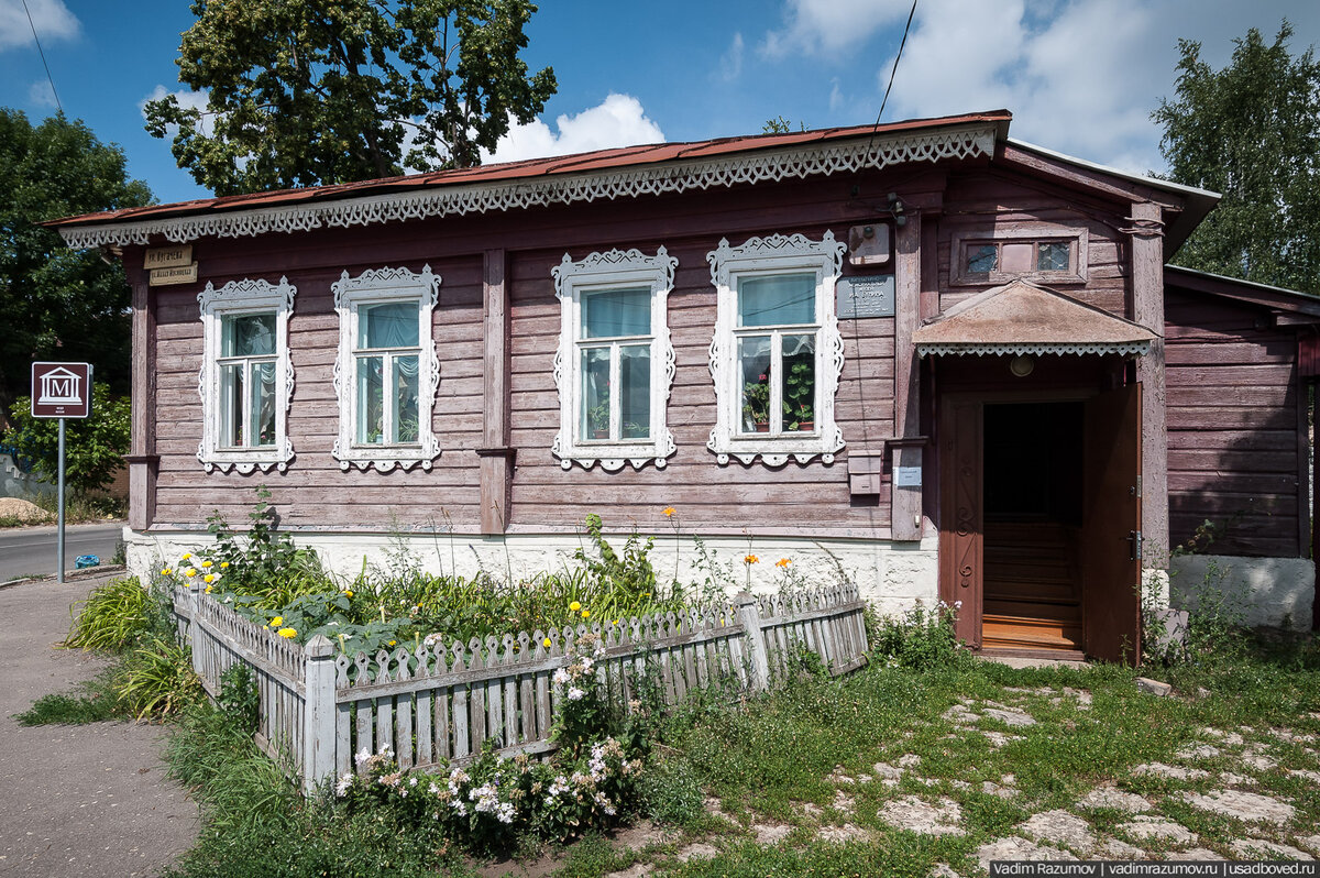 2. Перед вами – Литературно-мемориальный музей Ивана Бунина. Он расположен в уютном деревянном доме с кружевными наличниками – типичном представителе мещанской архитектуры города Ельца.

