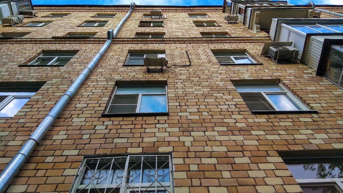 Браун хаус дом кирпичный. Трехэтажный особняк в викторианском стиле сша. Современный кирпичный фасад. Современные кирпичные здания. Современные фасады.