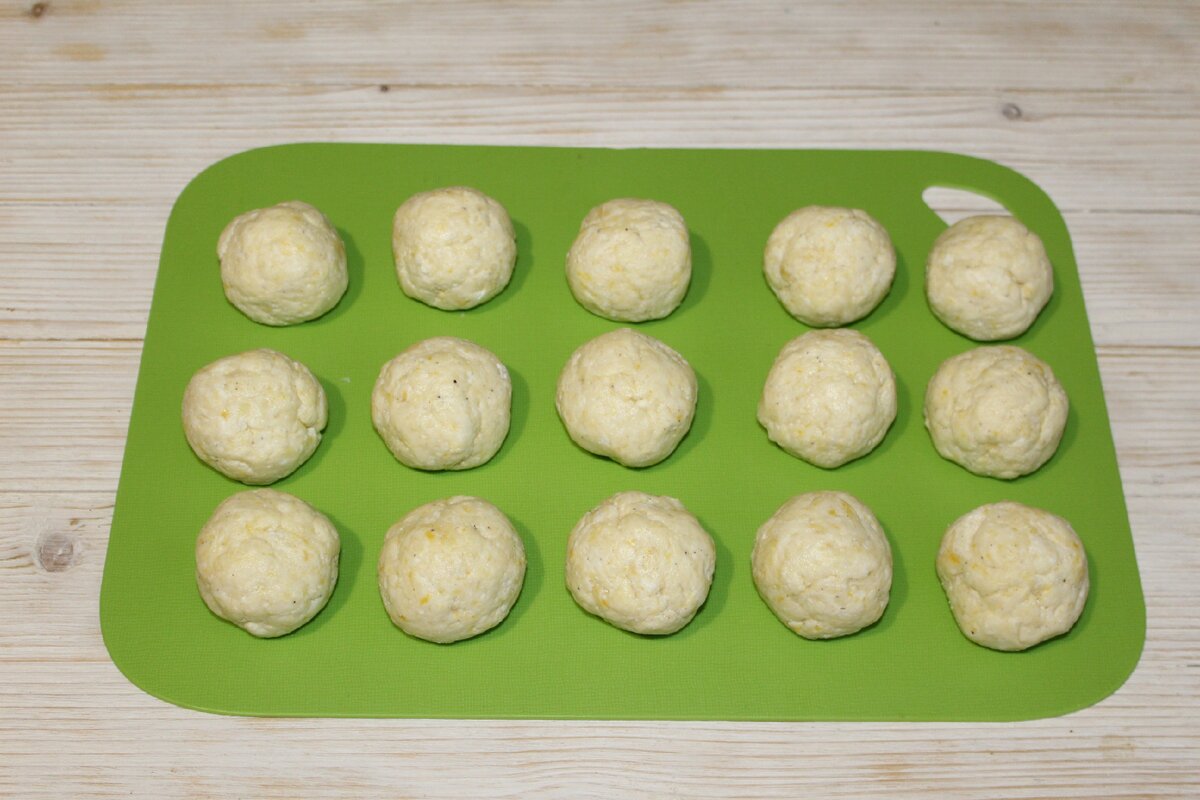 Если что, черные точки на шариках это не мусор. В составе ванильного сахара был перемолотый стручок ванили.