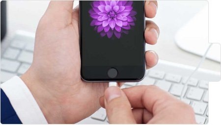 На забудьте выключить зарядку
Чаще всего вы подключаете смартфон к зарядному устройству – розетке или стационарному компьютеру/ноутбуку – вечером. Батарея при этом заряжается полностью в среднем за 3–4 часа, но аппарат остаётся в розетке до самого утра. После полной зарядки устройство лишь изредка подпитывается энергией для поддержания 100% уровня заряда. Аккумулятор медленно «умирает» (его максимальная ёмкость снижается), находясь в стрессе из-за длительного времени зарядки и повышенной температуры. При таком подходе уже через год вы заметите, что время работы постепенно снижается.

При полном заряде батареи отключайте её от зарядного устройства – так она проживёт дольше! По возможности выключайте смартфон перед тем, как поставить его на зарядку. В состоянии полного покоя аппарат зарядится быстрее, ведь энергия не будет тратиться на работу модулей связи, экрана, приложений и других функций.