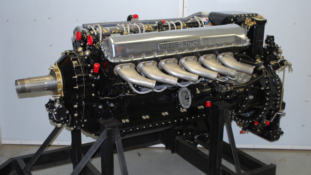 Литровый мотор. V12 Rolls-Royce Merlin. Rolls-Royce Merlin v12 машина. V12 Rolls Royce мотор. P51 Mustang двигатель
